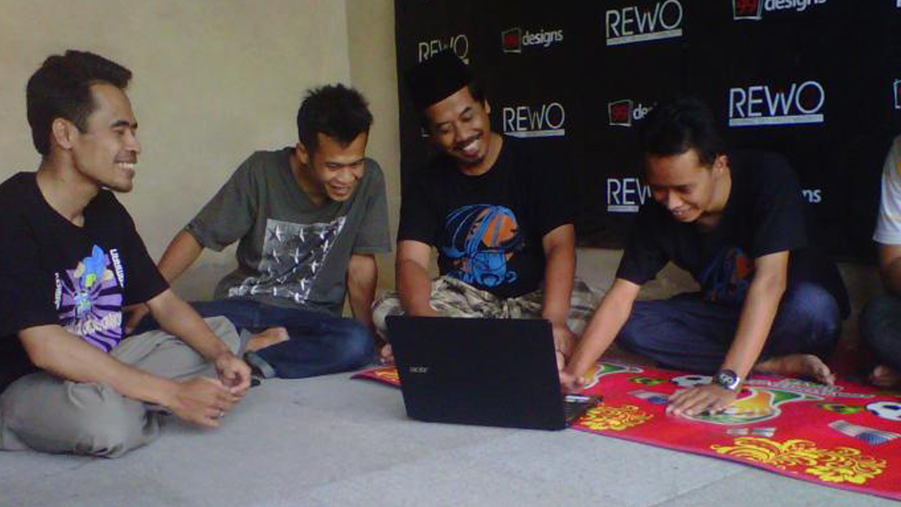 BERDISKUSI: Para pembuat logo yang tergabung dalam komunitas Rewo-Rewo sedang berkumpul. Komunitas ini rata-rata berasal dari kalangan pemuda di Desa Kaliabu, Salaman, Kabupaten Magelang.(ISTIMEWA)