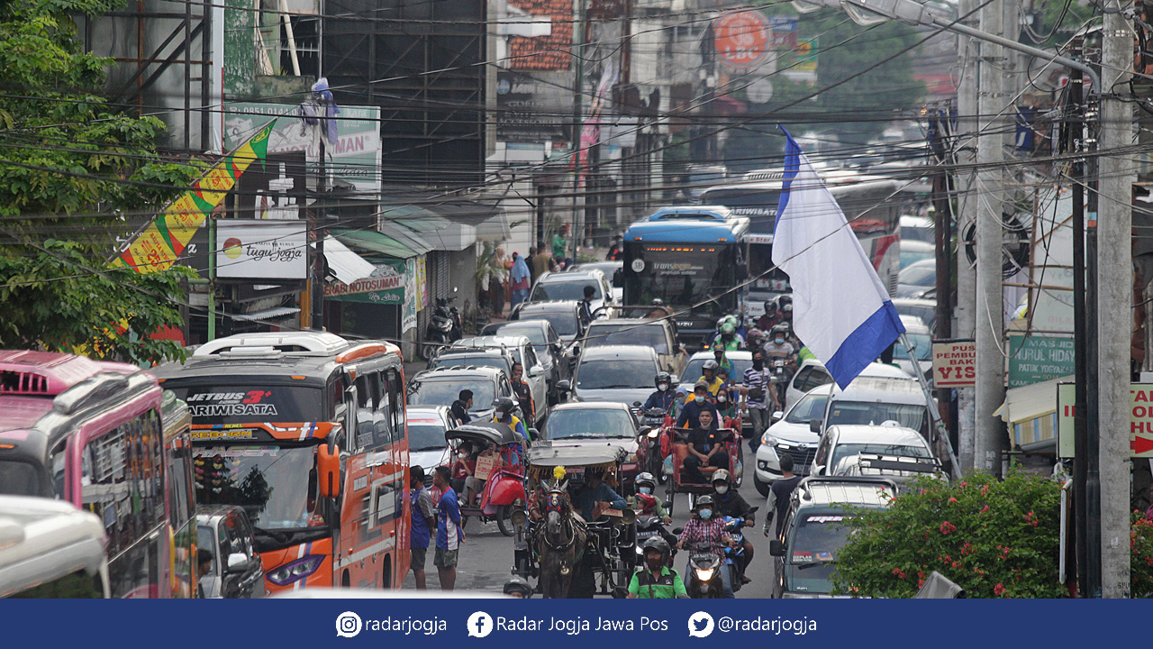 MACET : Jelang libur Natal dan Tahun Baru, Jogjakarta mulai dipadati wisatawan. Sementara itu Pemkab Bantul masih enggan mengeluarkan izin keremunan massa dalam jumlah besar saat perayaan malan tahun baru. (GUNTUR AGA TIRTANA/RADAR JOGJA)