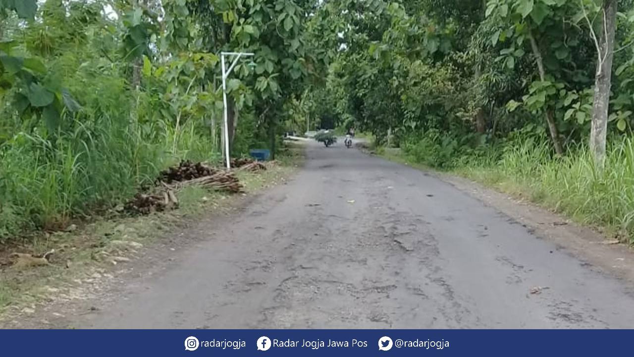 JALAN KABUPATEN - Jalur di Padukuhan Gondang, Kalurahan Duwet, Kapanewon Wonosari nampak berlobang. Rencanannya tahun depan diperbaiki melalui program BKK dana aspirasi anggota dewan.(GUNAWAN/RADAR JOGJA)