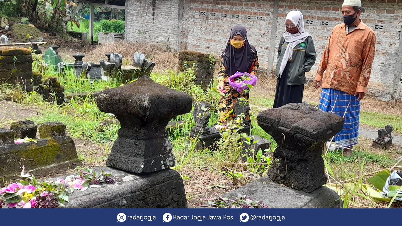 Warga menebar bunga di Makam Sewu saat prosesi Nyadran, April lalu. Kematian di Bantul meningkat 40 persen pada 2021.(SITI FATIMAH/RADAR JOGJA)