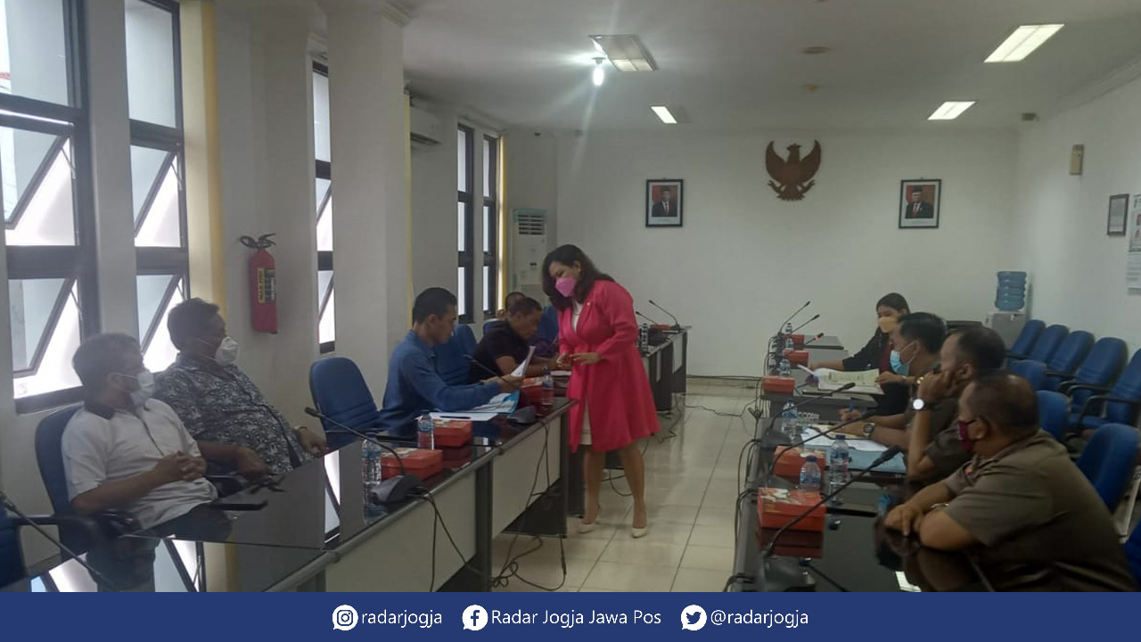 SOLUSI TERBAIK: GM Hotel Swiss Bell Nungrudin Sukmawati menunjukkan bukti surat kepada Ketua Komisi A DPRD Kota Dwi Candra Putra saat rapat kerja Komisi A.(KUSNO S.UTOMO/RADAR JOGJA)