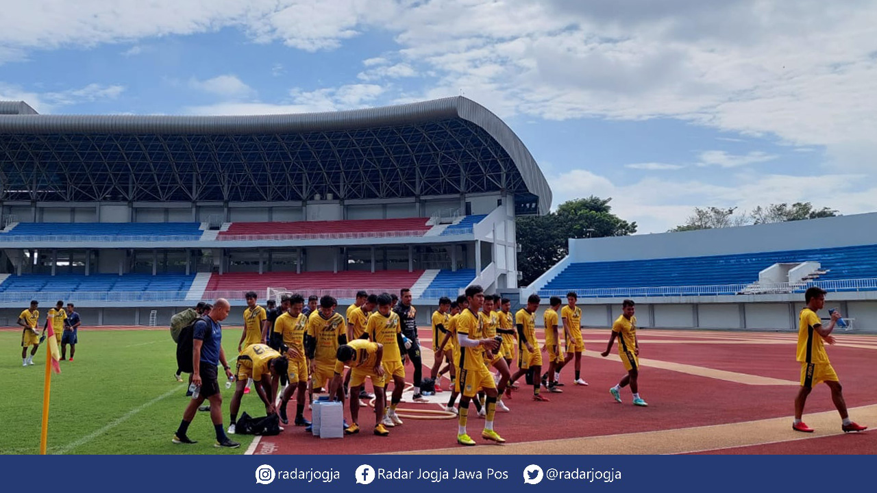 PSIM Jogja saat melakukan sesi latihan reguler di Stadion Mandala Krida, Selasa (7/12). Latihan tersebut sebagai persiapan menghadapi babak 8 besar Liga 2 2021. (ANA R. DEWI/RADAR JOGJA)