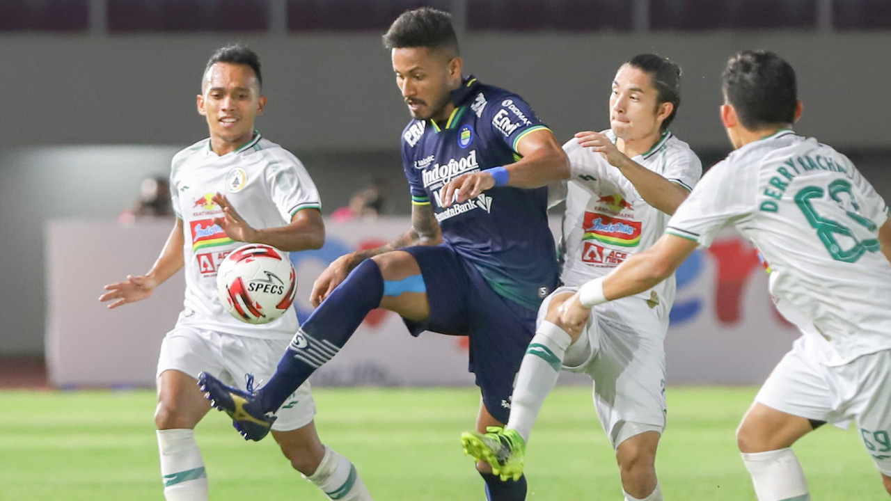 PILAR UTAMA: Wander Luiz saat masih berkostum Persib Bandung dikepung sejumlah pemain PSS Sleman dalam laga Liga 1 beberapa waktu lalu.(ALEX QOMARULLA/ JAWA POS)