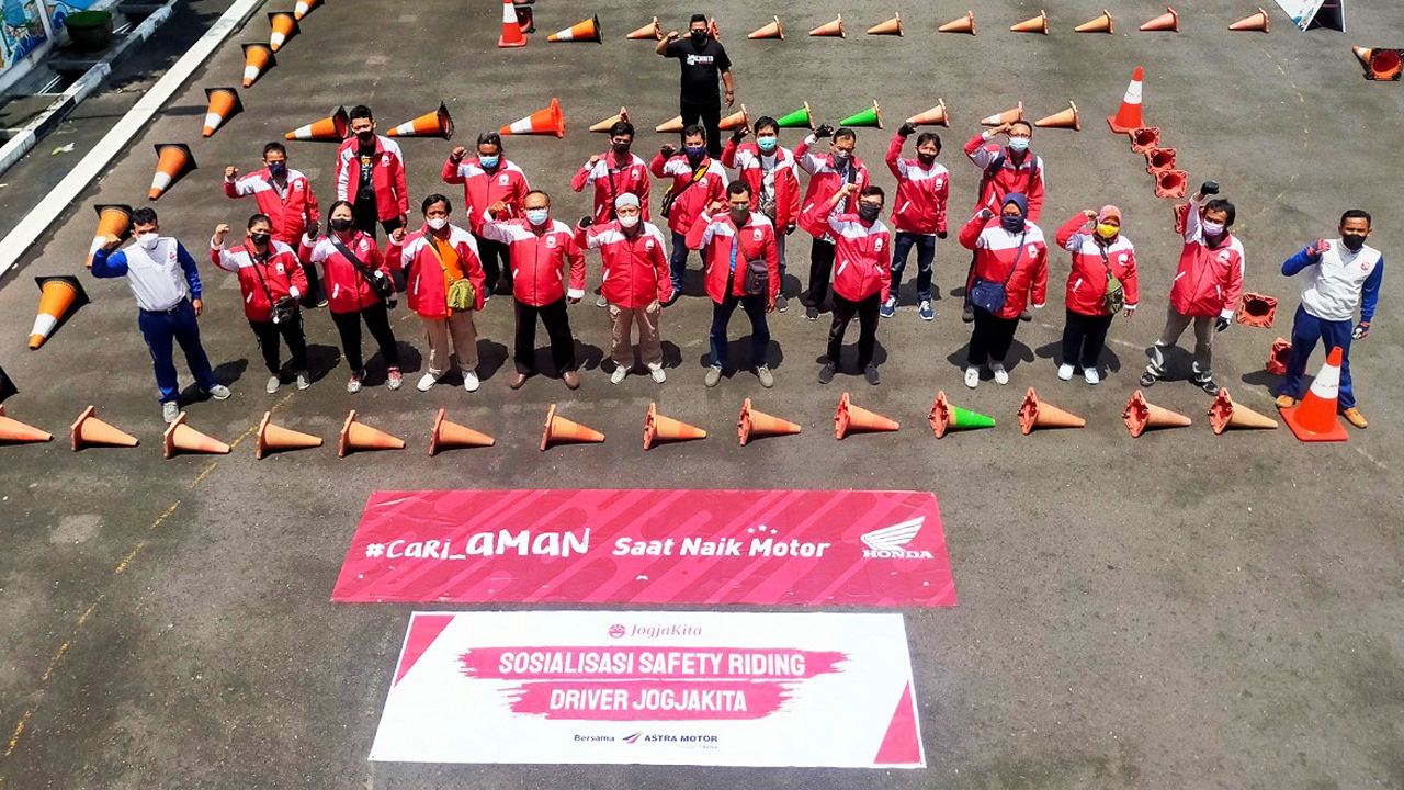 SAFETY RIDING: Sebagai bentuk dukungan terhadap perusahaan rintisan lokal, Astra Motor Yogyakarta berkolaborasi dengan Jogja Kita memberikan edukasi safety riding kepada 50 mitra Jogja Kita di Astra Motor Safety Riding Center Yogyakarta. (HONDA FOR RADAR