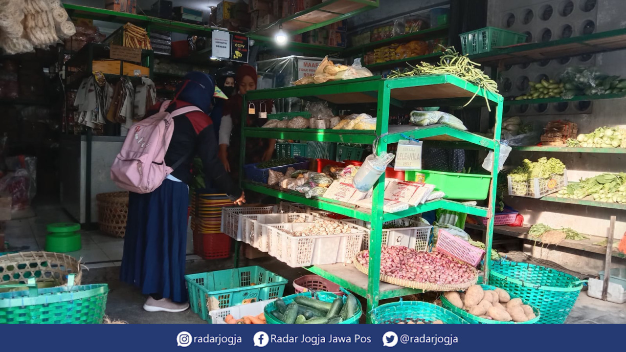 TURUN : Harga sejumlah komoditi bahan pokok di Jogjakarta turun pasca tahun baru 2022, kecuali minyak goreng yang masih bertahan di Rp. 18.500/liter. (ANNISA KARIN/RADAR JOGJA)