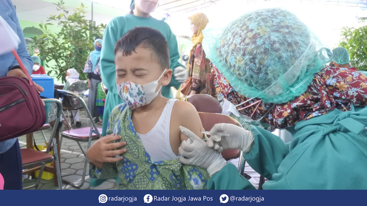 JUUSSS : Vaksinasi Covid-19 anak usia 6 tahun hingga 11 tahun berlangsung di MTsN 1 Jogja, Kamis (6/1). (ANNISA KARIN/RADAR JOGJA)