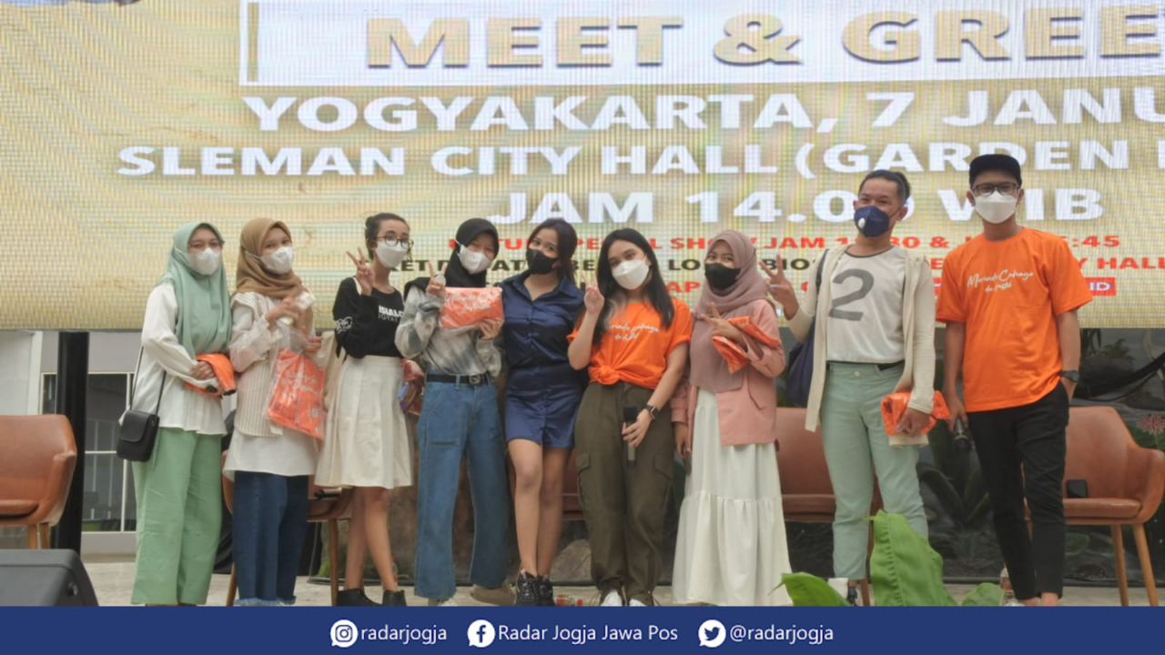 FILM : Tiga pemain film Merindu Cahaya de Amstel yakni Rachel Amanda, Bryan Domani, dan Ridwan Remin menggelar meet and great dengan para fans di Sleman City Hall (SCH), Jumat (7/1). (ANNISA KARIN/RADAR JOGJA)