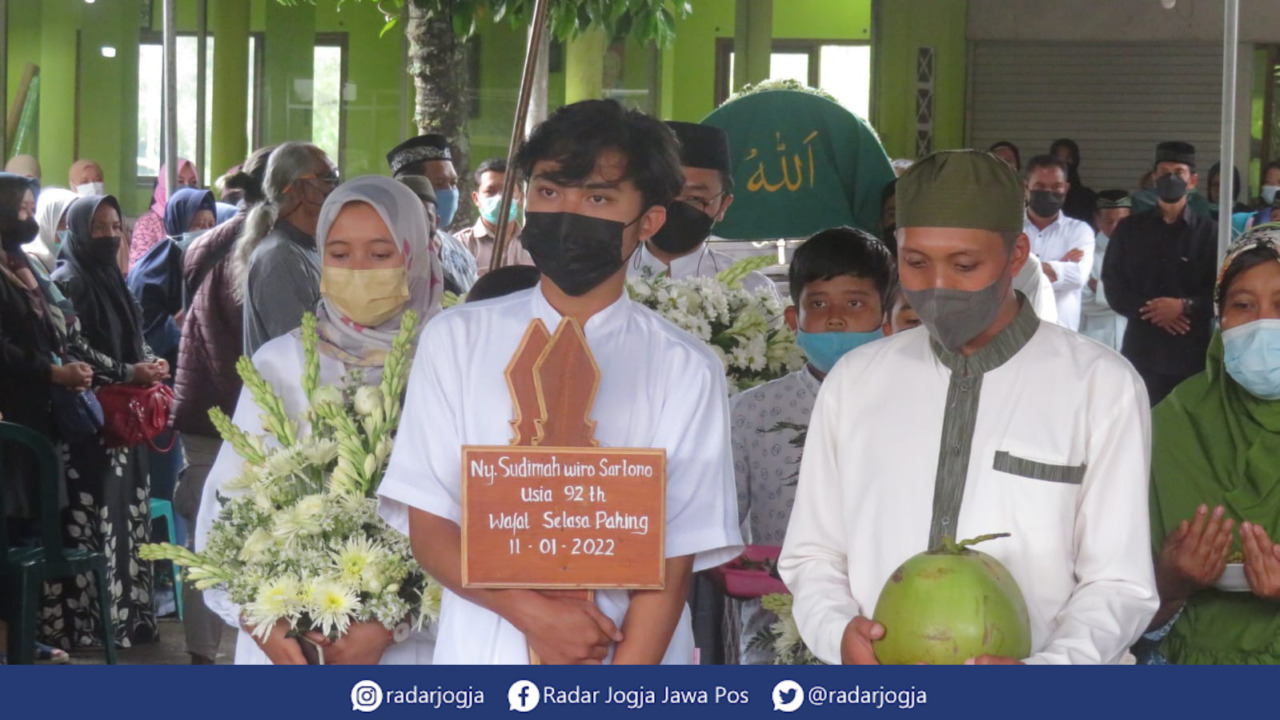 BERDUKA : Prosesi pemakaman sesepuh kuliner jadah tempe Kaliurang Mbah Carik atau Sudimah Wiro Sartono Rabu (12/1). (DWI AGUS/RADAR JOGJA)