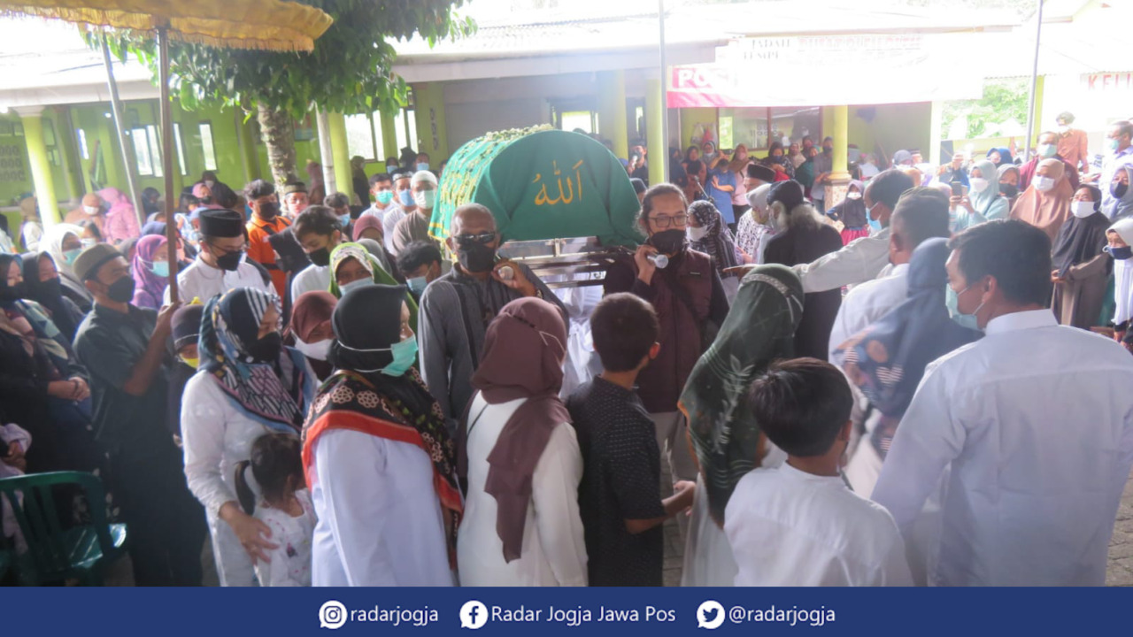 DUKA : Prosesi pemakaman Mbah Carik Jadah Tempe atau Sudimah Wiro Sartono di kediamannya di Kalurang, Hargobinangun, Pakem Sleman, Rabu (12/1). (DWI AGUS/RADAR JOGJA)