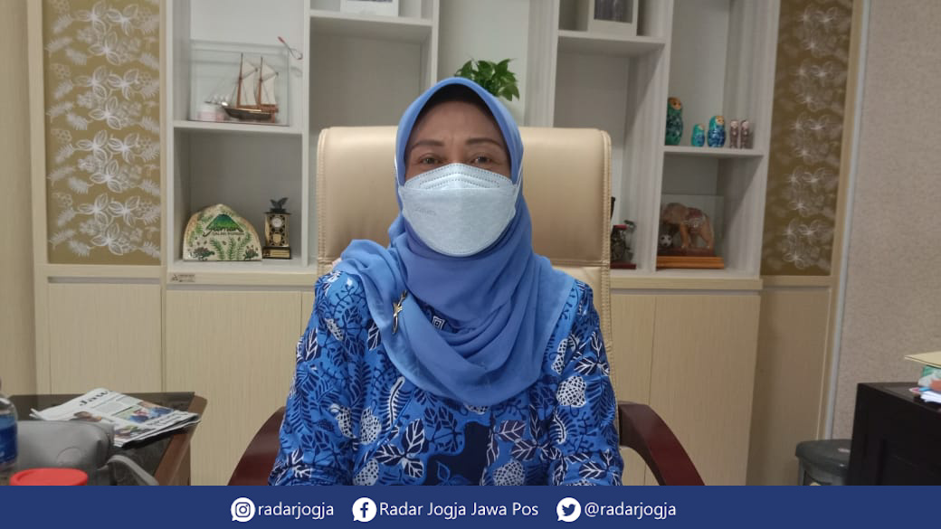ENGGAN TURUN : Kepala Disperindag Sleman Mae Rusmi Suryaningsih menuturkan harga minyak goreng masih terus meroket sejak akhir tahun 2021. Terakhir diharga Rp. 18 ribu perliter untuk kategori curah dan Rp 20 ribu per liter untuk kategori bermerek. (ANNISA