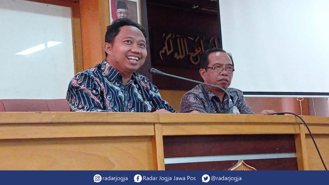 MAAF : Rektor UIN Sunan Kalijaga Jogjakarta Al Makin meminta masyarakat memaafkan sosok penendang sesajen Gunung Semeru Hadfana Firdaus. (DWI AGUS/RADAR JOGJA)