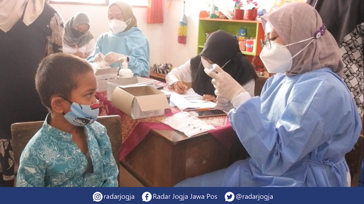 KEBUT : Vaksinasi anak di SD Krapyak Sleman, Jumat (14/1). (ANNISA KARIN/RADAR JOGJA)
