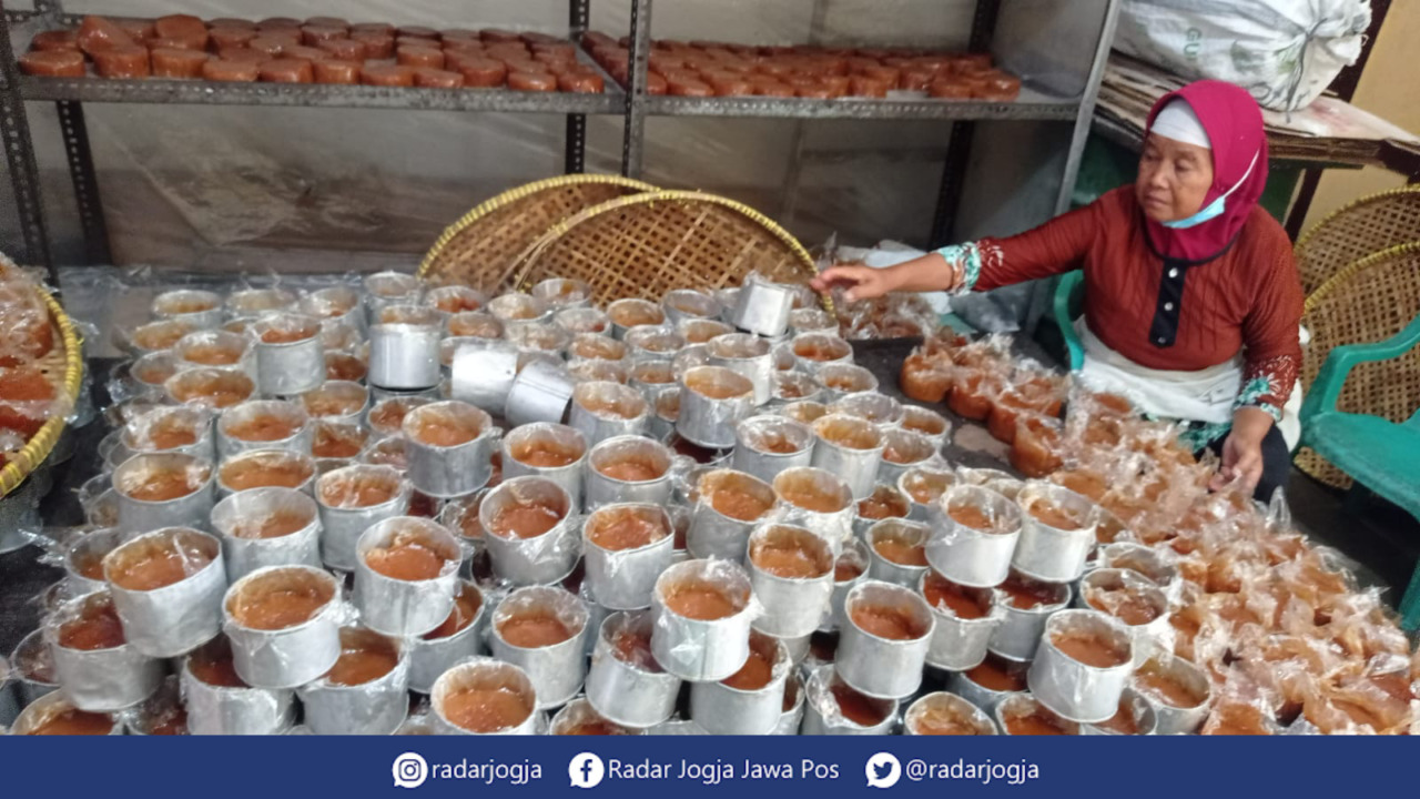 IMLEK 2022 : Kue Keranjang Lampion konsisten dengan resep asli. Bertempat di Tukangan, Danurejan Kota Jogja, produksi berlangsung hingga Imlek. (DWI AGUS/RADAR JOGJA)