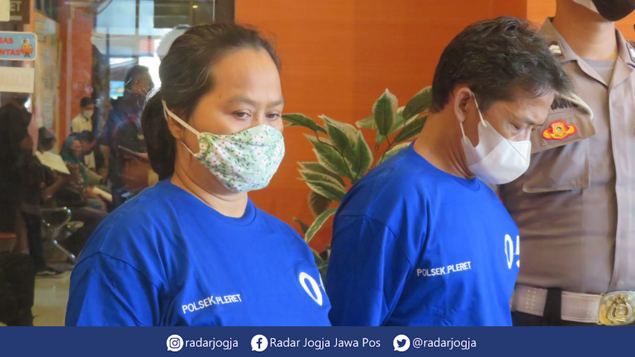 DEMI CUAN : Pasangan suami istri MHS, 51 dan AHR, 50 nekat berjualan bakso ayam tiren sejak 2015  demi meraih keuntungan berlipat. (DWI AGUS/RADAR JOGJA)