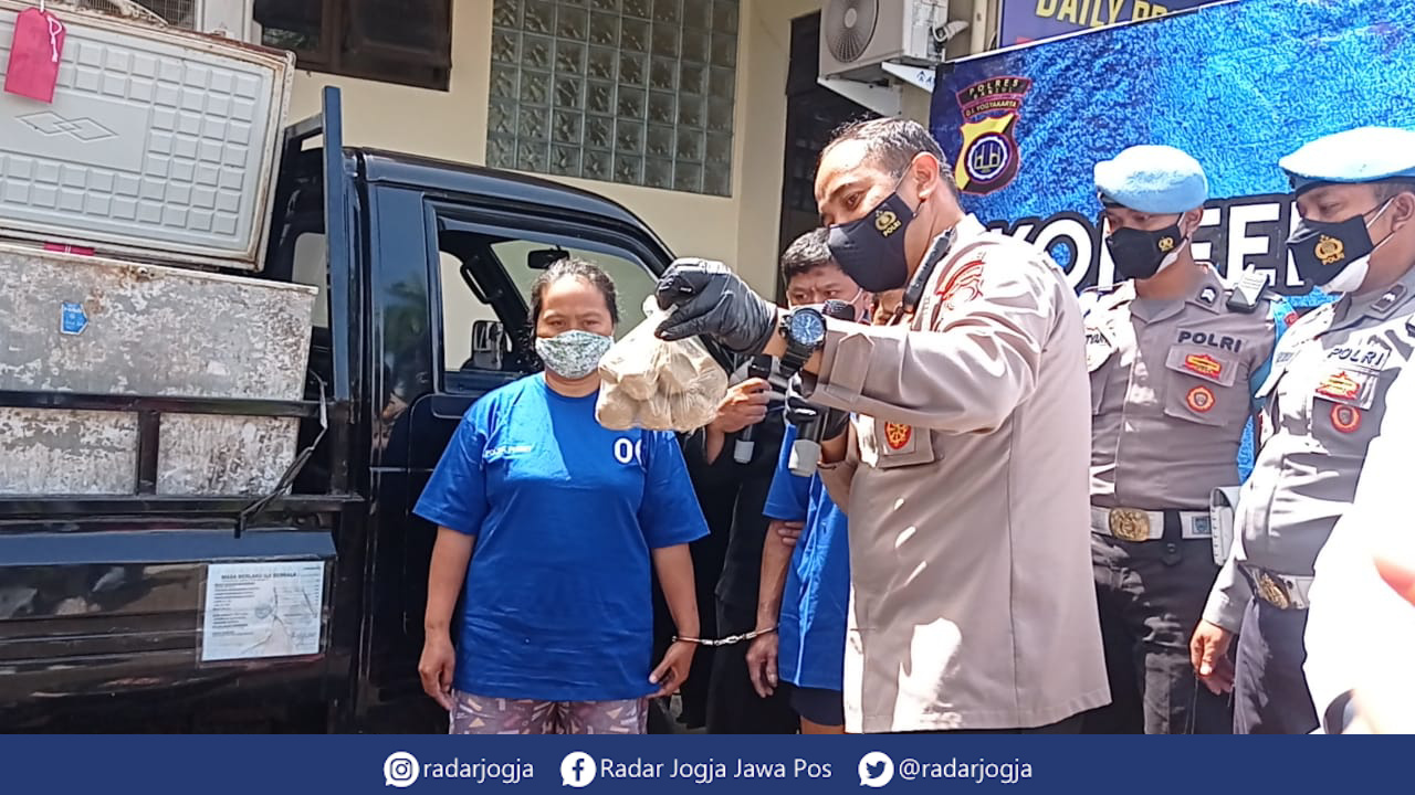 BONGKAR : Kapolsek Bantul AKBP Ihsan menunjukan bakso ayam tiren produksi tersangka MHS dan AHR di halamam Polres Bantul, Senin (24/1). (DWI AGUS/RADAR JOGJA)
