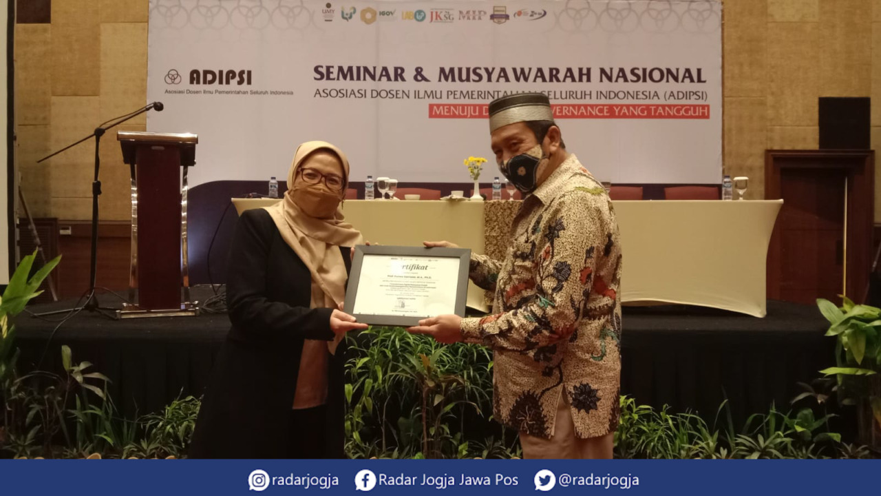 JAWAB TANTANGAN : Asosiasi Dosen Ilmu Pemerintahan Seluruh Indonesia (ADIPSI) menggelar seminar dan musyawarah nasional di Hotel Alana, Rabu (26/1). (ANNISA KARIN/RADAR JOGJA)