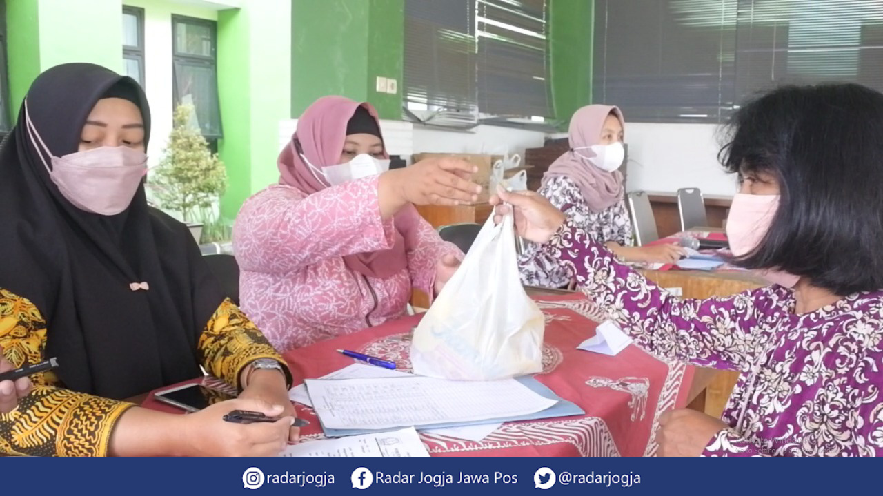 GENCAR : Guna menstabilkan harga minyak goreng, Disperindag Kabupaten Sleman menggelar operasi pasar dengan alokasi 572 kardus untuk 6 kapanewon di Kabupaten Sleman. (ANNISA KARIN/RADAR JOGJA)