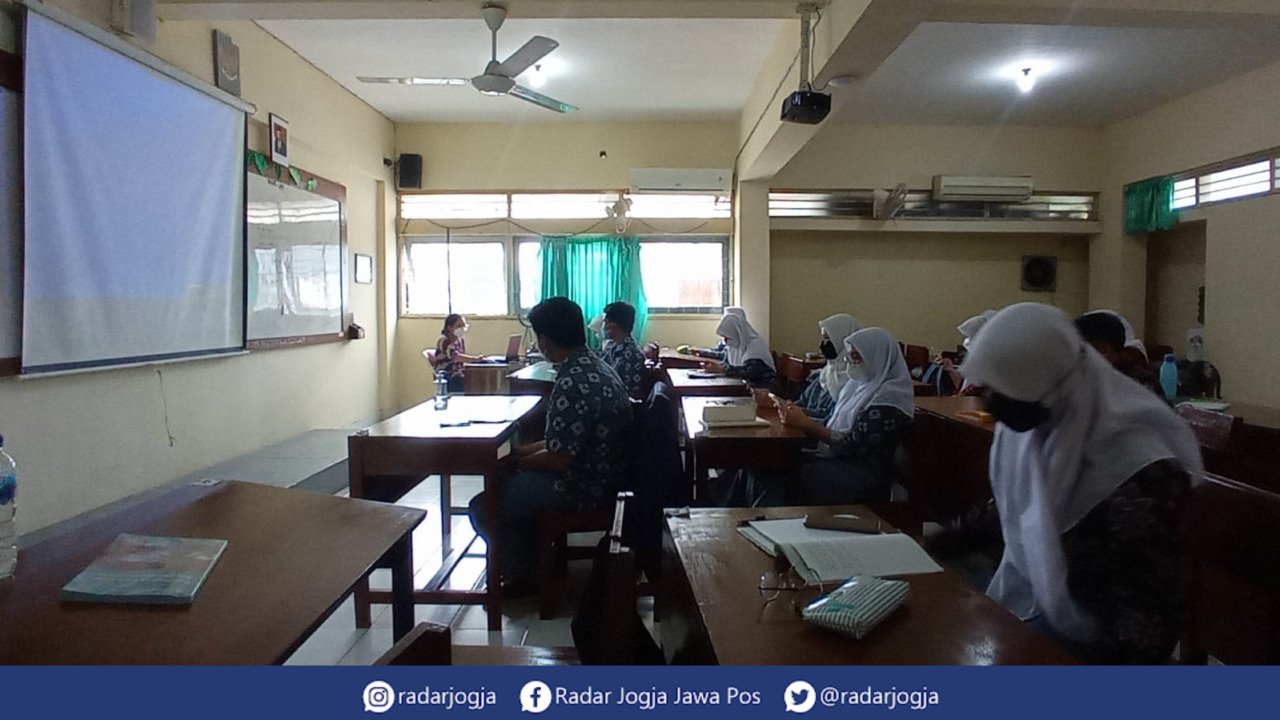 FOKUS : PTM di SMAN 8 Jogja turun jadi 50 persen pasca tiga siswa terpapar Covid-19. (DWI AGUS/RADAR JOGJA)