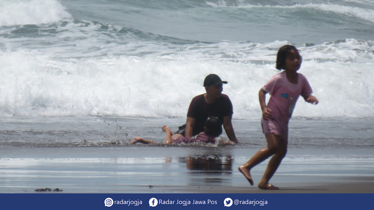 BAHAYA : Tercatat ada lima titik palung d kawasan pantai di Kabupaten Bantul. Memiliki arus permukaan yang tenang namun menyiembunyikan arus laut bawah yang berbahaya. (DWI AGUS//RADAR JOGJA)