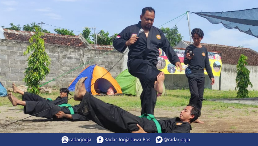 UJI TINGKAT : Perguruan pencak silat dan tenaga dalam (Siteda) Budi Suci 7 Bintang menggelar ujian kenaikan tingkat di kantor Sekretariat Perguruan Siteda Budi Suci 7 Bintang, Tirtomartani, Kalasan, Sabtu (29/1) dan Minggu (30/1). (REYNALDI RIFKY for RADA