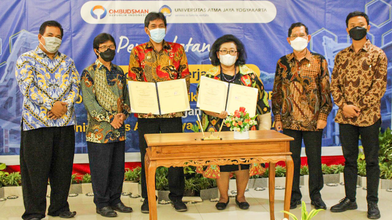 KERJA SAMA: Universitas Atma Jaya Yogyakarta (UAJY) baru saja menggelar penandatanganan dokumen kerja sama dengan pihak Ombudsman Republik Indonesia (ORI) di Kampus II Gedung Thomas Aquinas UAJY. (UAJY FOR RADAR JOGJA)