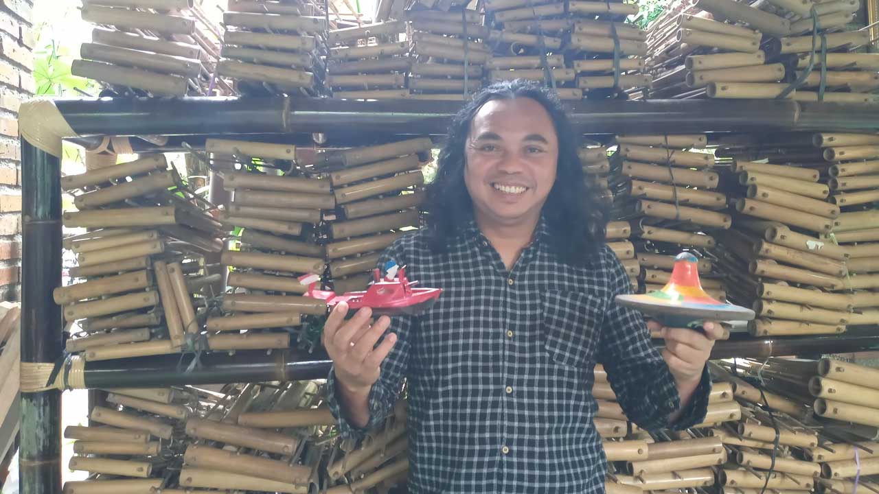 JADUL: Sebagian generasi 2000-an sudah asing dengan permainan tradisional zaman dulu. Sekarang mereka lebih asyik menyendiri, bermain gawai sepanjang hari. Abbet Nugroho menghadirkan replika pedesaan yang khas akan permainan tradisionalnya.(ISTIMEWA)