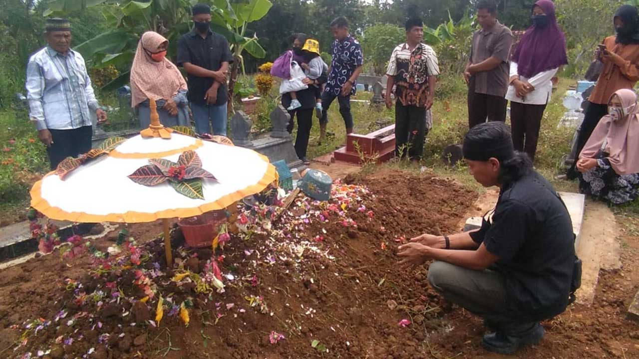 INSPIRING: Pusara Mbah Ponco Sutiyem di pemakaman Padukuhan Batusari, Kalurahan Kampung, Kapanewon Ngawen, Gunungkidul.(Risdiyanto for Radar Jogja)