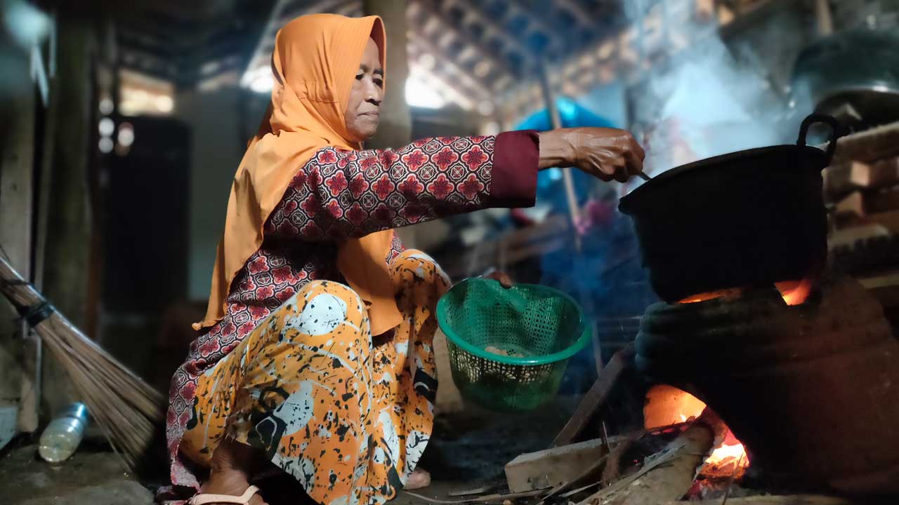 INI LHO: Seorang warga Kalurahan Putat, Kapanewon Patuk Sumilah menggunakan keren untuk merebus kacang tanah (28/1).(GUNAWAN/RADAR JOGJA)