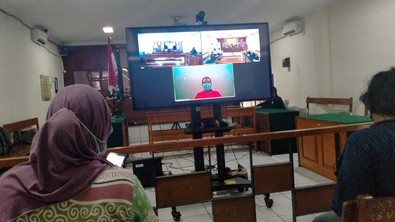 VIRTUAL: Terdakwa Klau Victor Apryanto mengikuti jalannya putusan yang dibacakan majelis hakim dari Rutan Wirogunan,(19/1).(KUSNO S. UTOMO/RADAR JOGJA)