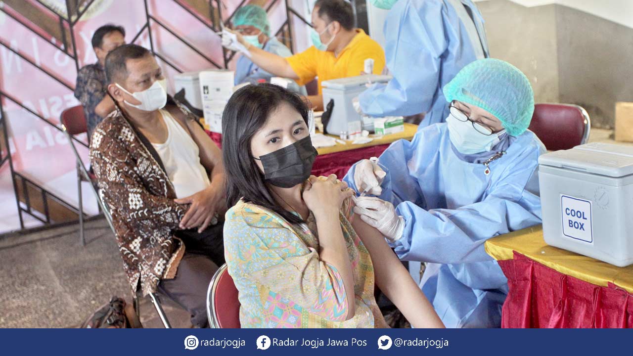 DISUNTIK: Setelah tenaga kesehatan, Pemkot Jogja memfokuskan suntikan vaksin booster untuk lansia. Kini saat booster untuk lansia terus digulirkan, pemkot juga melakukan vaksin booster untuk para aparatur sipil Negara (ASN). Ada 12 ribu sasaran, yang pros