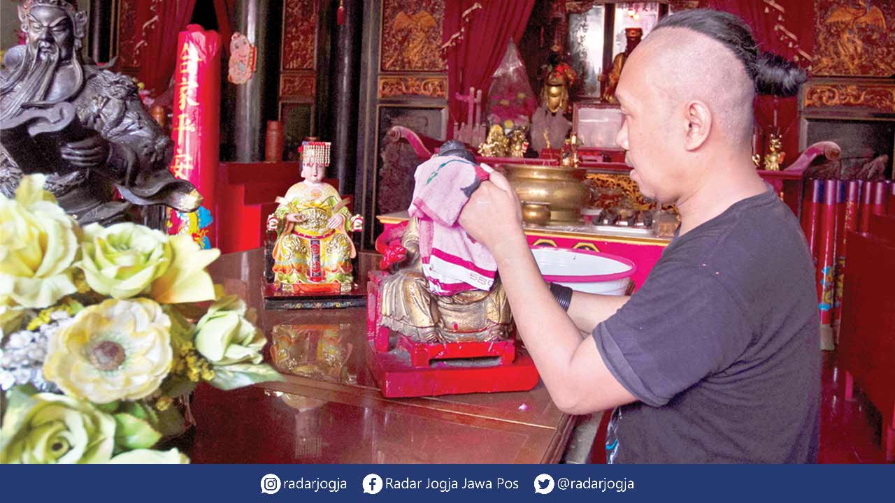 BERSIH-BERSIH: Warga Tionghoa mencuci rupang atau patung dewa dewi di Kelenteng Klenteng Tjen Ling Kiong, Poncowinatan, Jogjakarta, kemarin (26/1). Ritual pencucian patung dewa serta bersih-bersih itu dilakukan dalam rangka menyambut perayaan Tahun Baru I