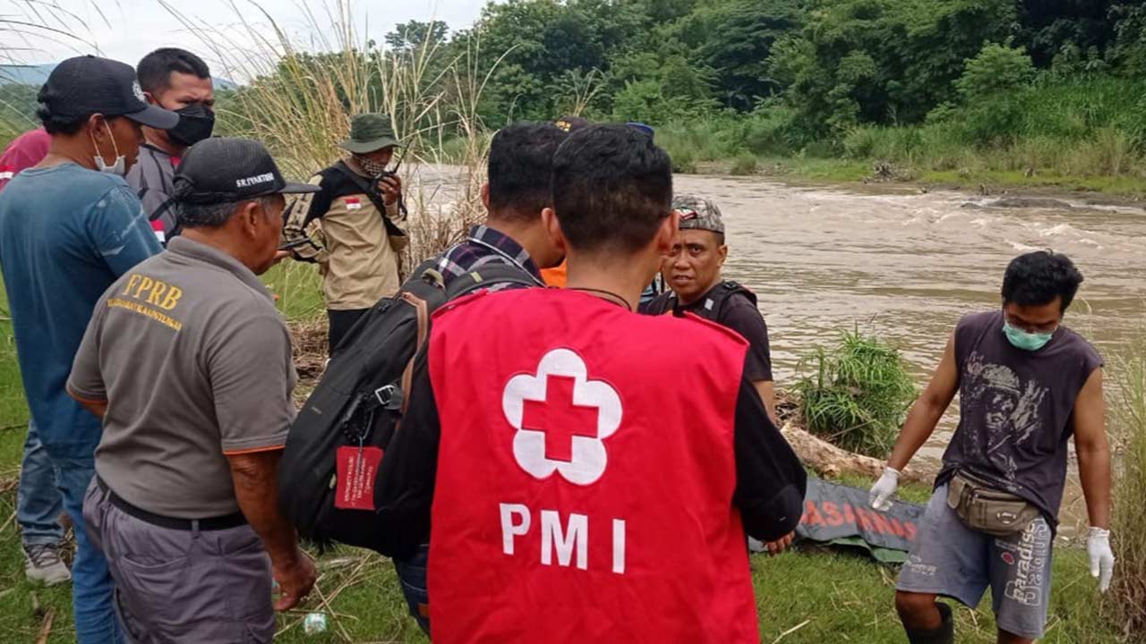 EVAKUASI: Evakuasi tubuh korban oleh Tim SAR Gabungan di Kali Opak, Potrobayan, Pundong kemarin (13/1). (BASARNAS JOGJAKARTA)