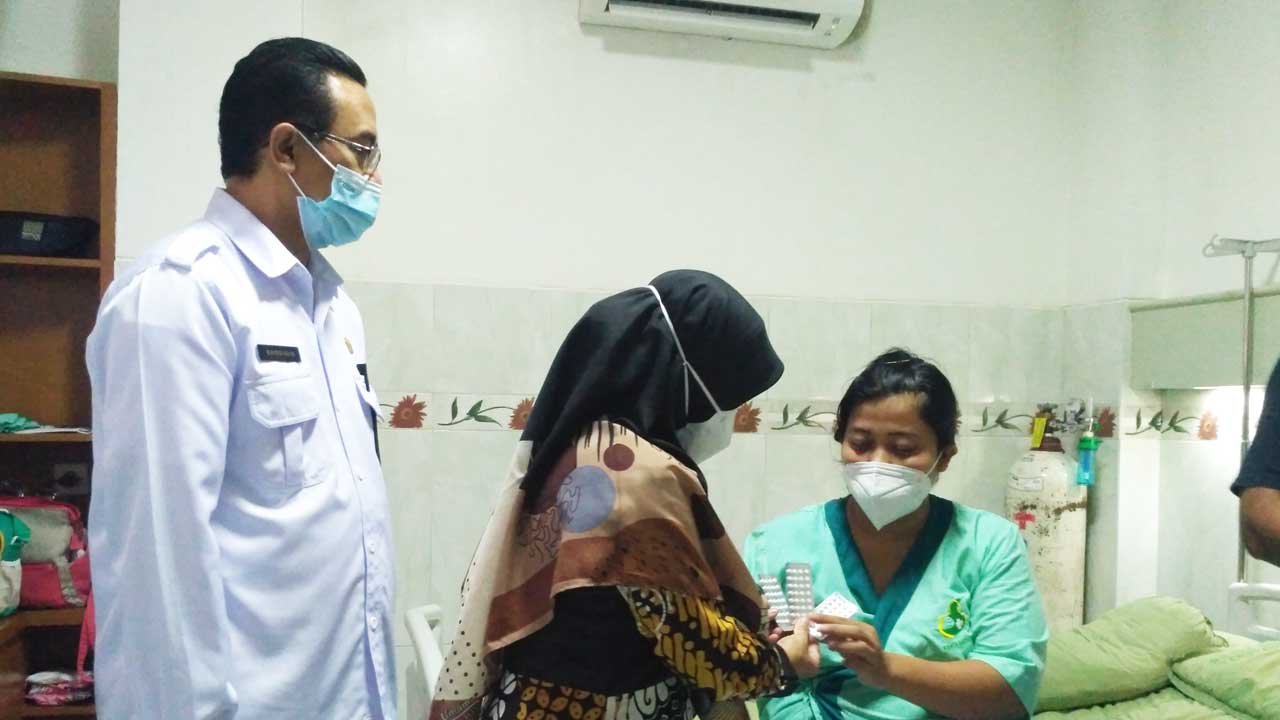 AMAN: Kepala Perwakilan BKKBN DIJ Shodiqin bersama Direktur RSKAI Sadewa Wiwik Lestari memberikan pil KB progestin yang aman bagi ibu menyusui pasca melahirkan kemarin (27/1). (Wulan Yanuarwati/Radar Jogja)