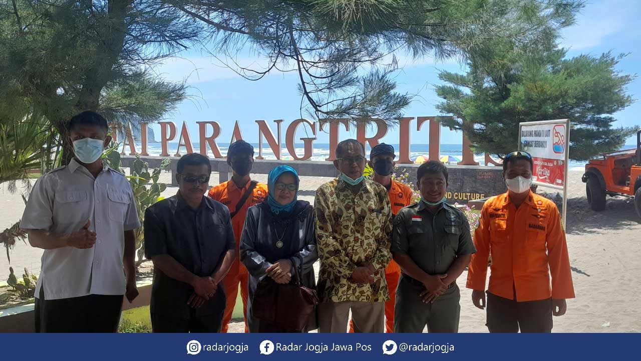 Sidak Komisi A DPRD Bantul ke Pantai Parangtritis (5/1).(SITI FATIMAH/RADAR JOGJA )
