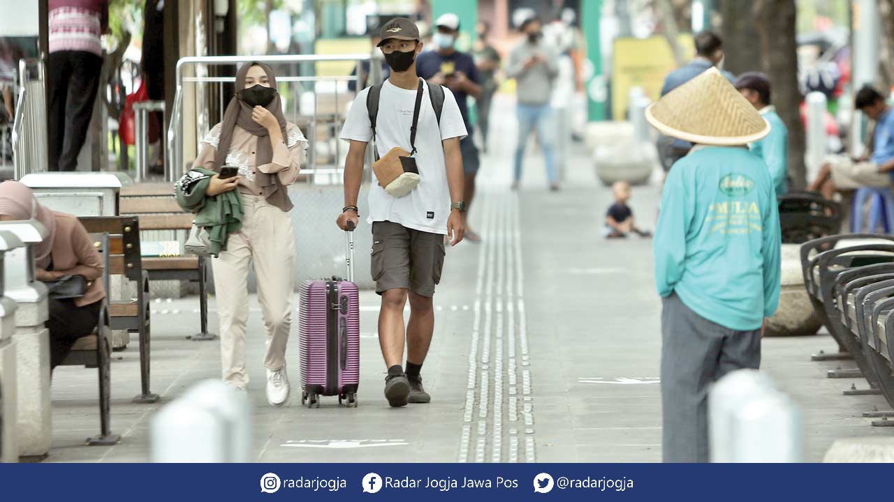 NYAMAN: Pengunjung melintas di pedestrian kawasan Malioboro, Jogja, Kamis (27/1). Selain menambah keindahan penataan PKL juga dapat memberikan kenyamanan wisatawan dan pejalan kaki. (Elang Kharisma Dewangga/RADAR JOGJA)