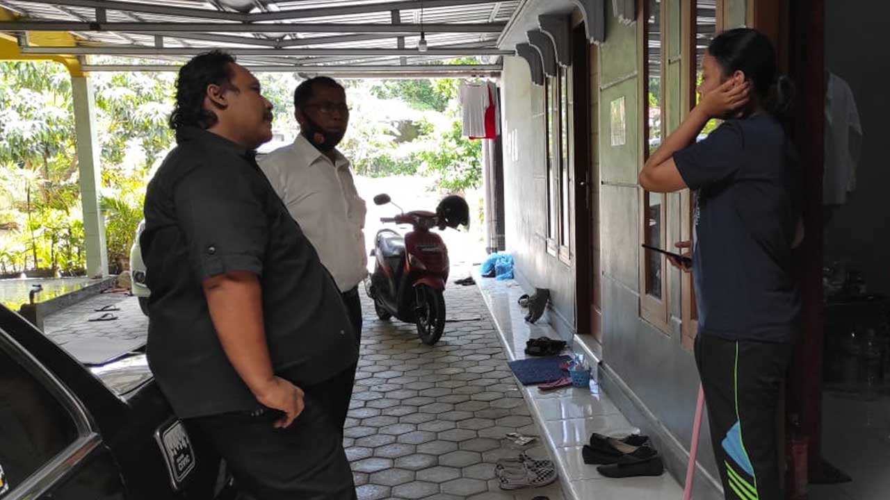 TILIK TKP : Petugas kepolisian saat melakukan olah tempat kejadian perkara kasus pencurian di indekos yang berada di Kalurahan Sindutan, Temon, Kulonprogo pada Selasa (25/1) lalu.(DOKUMENTASI HUMAS POLRES KULONPROGO)