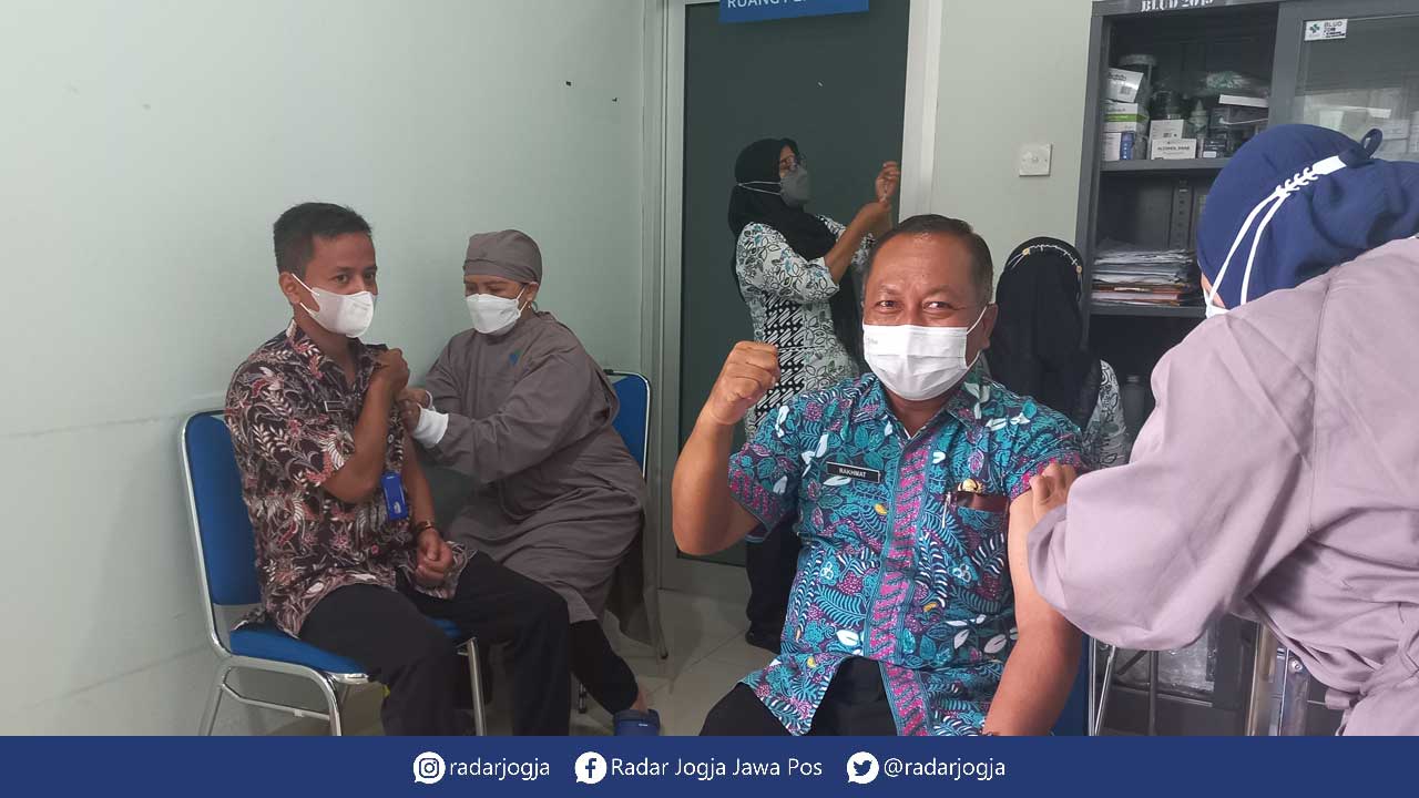 SEHAT: Seorang ASN mengepalkan tangan salam komando ketika disuntik vaksin booster Covid-19 di RSUD Sleman,(24/1).(MEITIKA CANDRA LANTIVA/RADAR JOGJA)