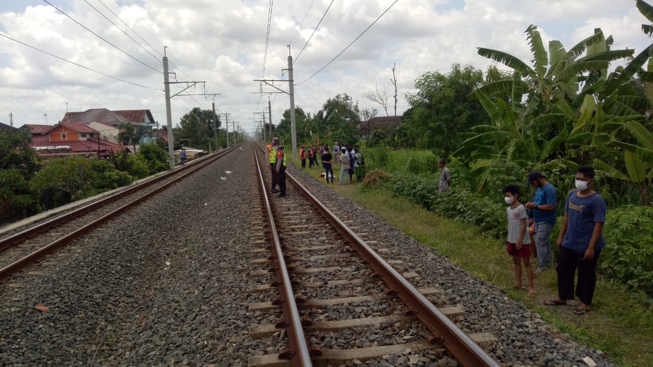 TERTEMPER : Seorang remaja inisial WE, 17, tertemper Kereta Rel Listrik (KRL) jurusan Solo - Jogjakarta, Selasa siang (4/1) tepatnya 11.00 WIB. (DOKUMENTASI POLSEK DEPOK BARAT)