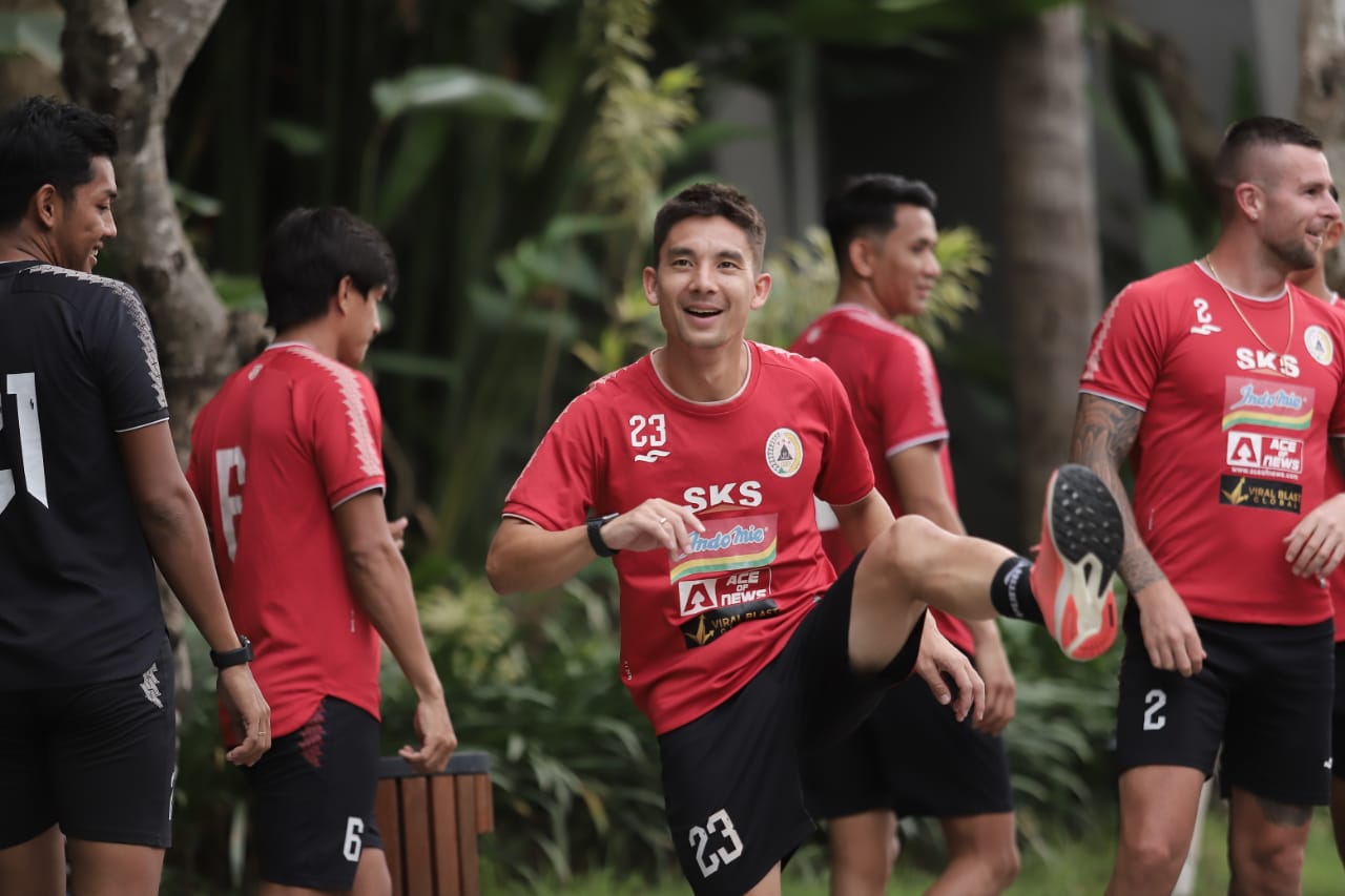 SIAP : Para pemain PSS Sleman tengah melakukan latihan ringan setibanya di Bali untuk melakoni putaran kedua BRI Liga liga 1 2021/2022. (PSS SLEMAN for RADAR JOGJA)