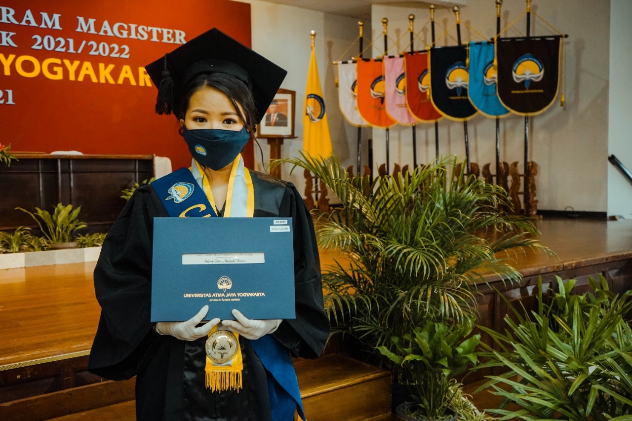 CUM LAUDE: Stefany Rosa Melynda Utomo dari Prodi Studi Manajemen Kelas Internasional menjadi wakil wisudawan untuk memberikan sambutan. (UAJY for RADAR JOGJA)