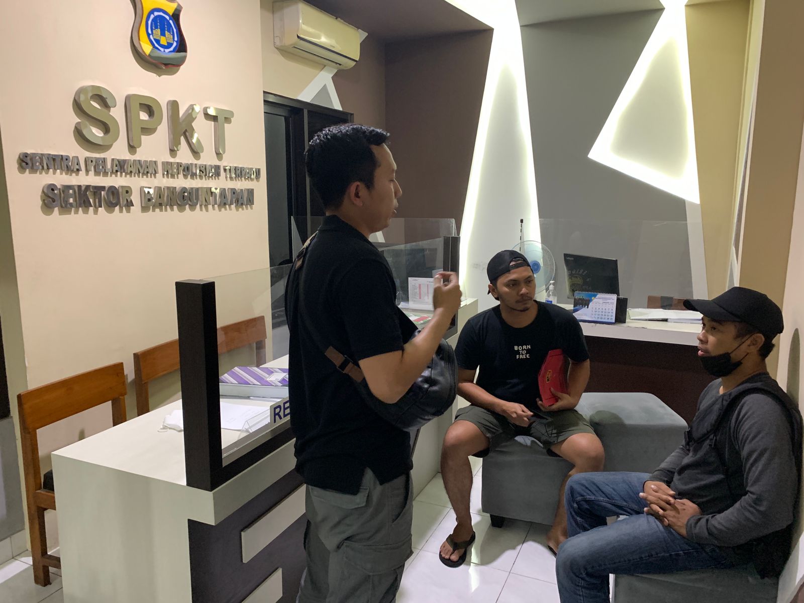 TERTANGKAP : Personel Polda Jatim tengah menginterograsi pembuang sesajen Gunung Semeru pasca tertangkap di Tegal Tandan, Banguntapan Bantul, Kamis malam (13/1). (POLDA DIJ for RADAR JOGJA)