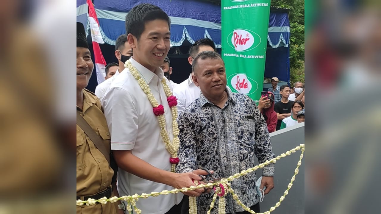 CSR : Dirut PT. Mulia Knitting Factory Hanan Supangkat meresmikan jembatan penghubung antar desa di Desa Jatibarang Kidul, Kabupaten Brebes, Jawa Tengah, Minggu (16/1)