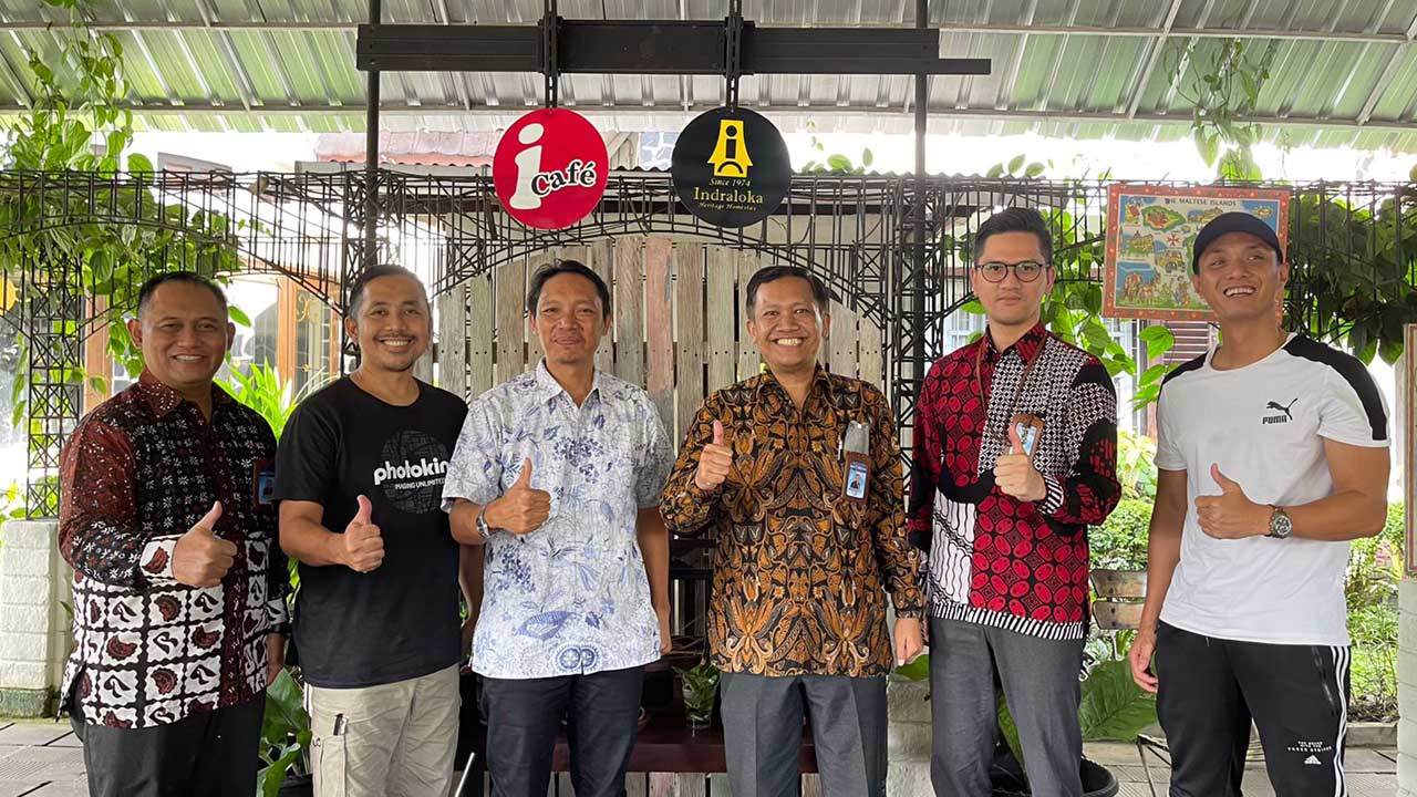 SIAP TEMPUR : Owner DNA Bima Perkasa Edy Wibowo (tiga dari kiri) dan Presiden Klub Indra Prawita Alam (kanan) bersama para sponsor di acara ngobrol santai dengan wartawan di Indraloka Cafe, Kota Jogja kemarin sore (ANA R. DEWI/RADAR JOGJA)