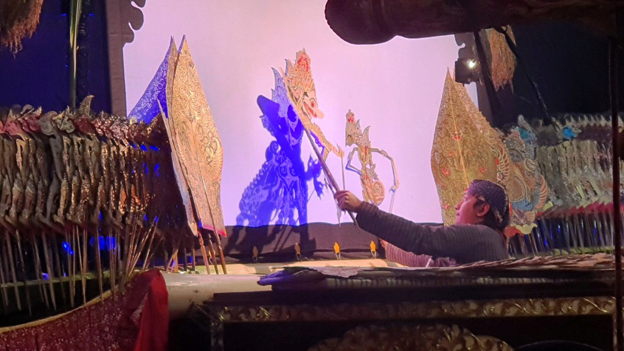 SEJAK DINI: Workshop pengenalan wayang gaya Yogyakarta dengan peserta siswa SD dan SMP yang diinisiasi Dinas Kebudayaan DIY bekerja sama dengan Paguyuban Dalang Sukra Kasih. (KUSNO S UTOMO/RADAR JOGJA)