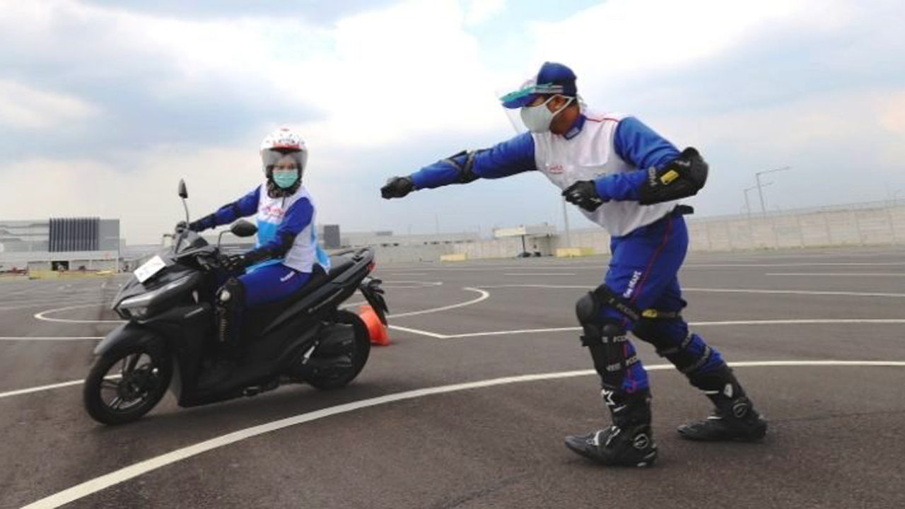 KERJA SAMA: PT Astra Honda Motor (AHM) menjalin kerjasama dengan Komite Nasional Keselamatan Transportasi (KNKT) dalam pengembangan program keselamatan berkendara roda dua di Tanah Air melalui Astra Honda Motor Accident Research Center. (HONDA FOR RADAR J