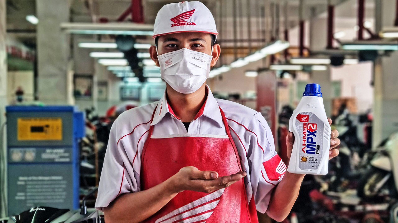 OLI MESIN: Technical Training Instructor Astra Motor Yogyakarta Danang Priyo Kumoro berbagi informasi mengenai fungsi oli mesin pada sepeda motor kesayangan. (HONDA FOR RADAR JOGJA)