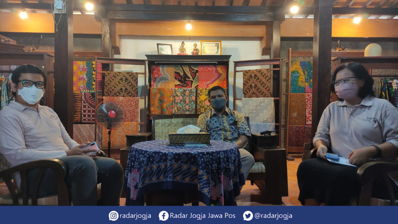 KEARIFAN LOKAL : FKKMK UGM mengunjungi Sinar Abadi Batik Kulonprogo. Ini merupakan wujud program kegiatan lapangan Hybrid Winter Course.
