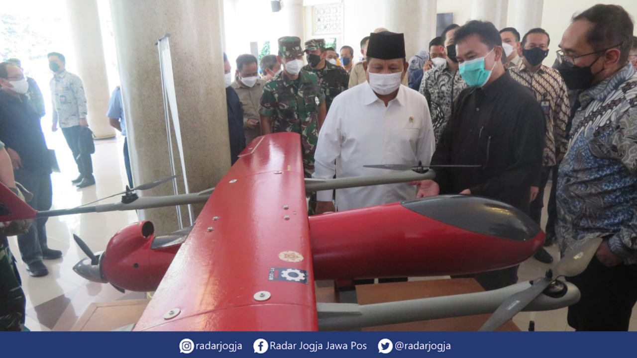 MAJU : Kementerian Pertahanan yang diwakili langsung Menteri Pertahahan Prabowo Subianto melakukan kerjasama dengan UGM Jogjakarta di bidang IPTEK untuk sisten pertahanan negara di Balai Senat UGM, Jumat (4/2). (DWI AGUS/RADAR JOGJA)