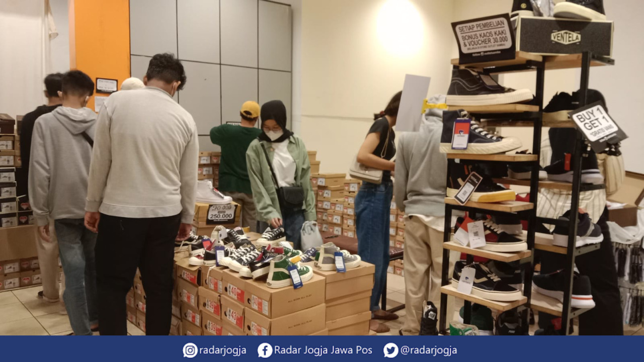 LOCAL PRIDE : Tren sneakers merk lokal terus menguat di 2022. (ANNISA KARIN/RADAR JOGJA)