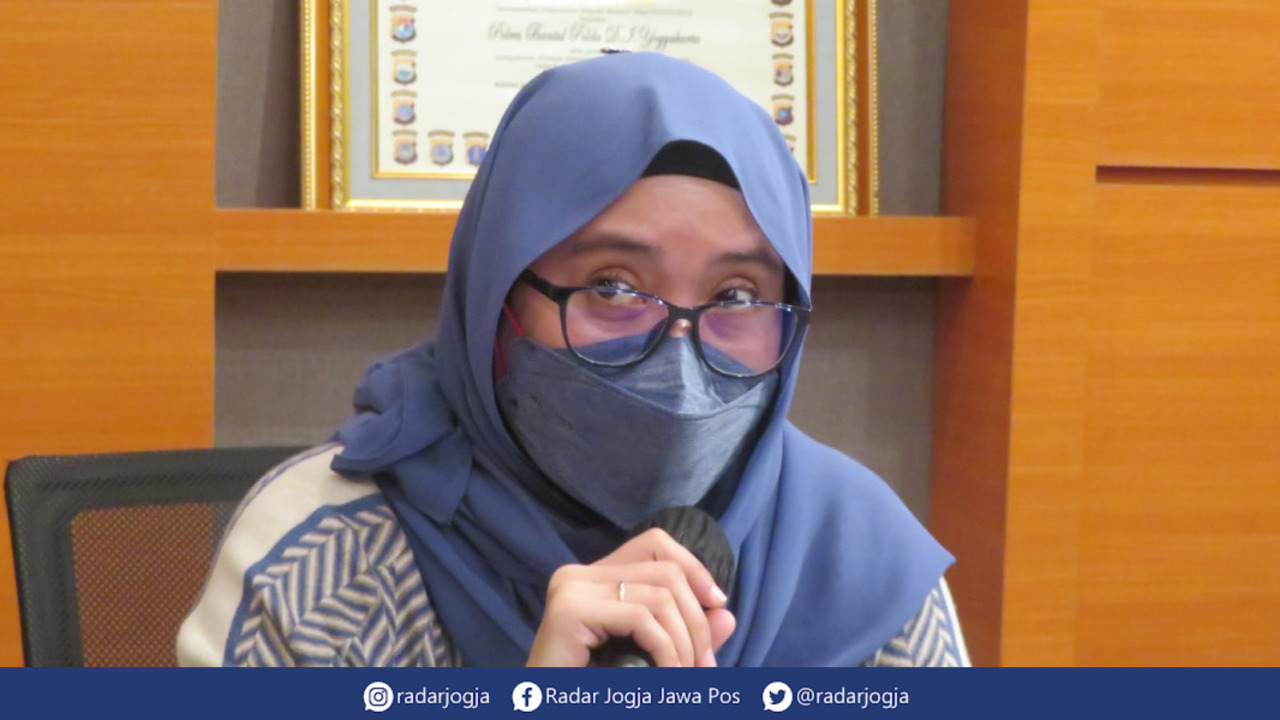 SIGAP : Humas RSUD Panembahan Senopati Siti Rahayu Ningsih menuturkan pihaknya menerima 20 pasien dari kecelakaan maut PO Gandos Abadi di Bukit Bego, Minggu (6/2). (DWI AGUS/RADAR JOGJA)
